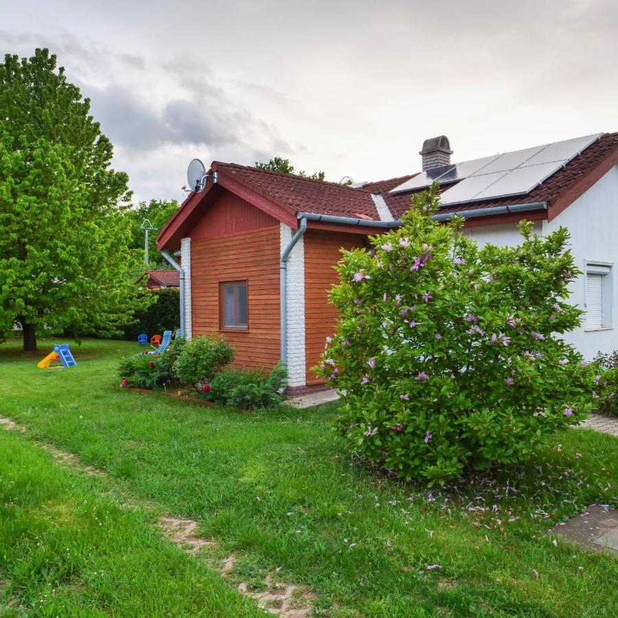 Cseresznyes Apartman Berekfurdo Exterior foto